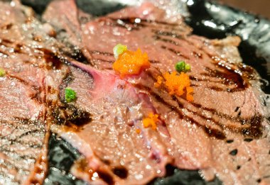 Ebiko soslu wagyu bifteği suşisi. Yakın çekim.