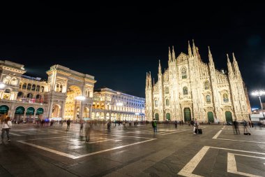 MILAN, İtalya - 29 Eylül 2017: Milano 'nun en ünlü Gotik beyaz mermer katedrali olan Duomo di Milan' ın önündeki turist.