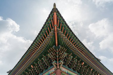Güney Kore, Seul 'de mavi gökyüzü olan Gyeongbokgung Sarayı..