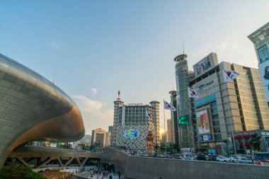 SEOUL, Güney Kore - 29 Haziran 2018: Dongdaemun Design Plaza (DDP) Seul şehrinin en çok turist çeken şehirlerinden biridir..