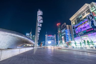 SEOUL, Güney Kore - 29 Haziran 2018: Dongdaemun Design Plaza (DDP), Seul şehrinin geceleri gökyüzüne bakan turistik merkezlerden biridir..