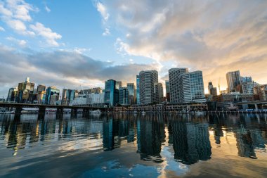 Sydney, Avustralya - 14 Kasım 2017: Darling Harbor körfezinde Sydney şehir merkezi silueti, iş ve eğlence atari salonu, gün doğumunda..