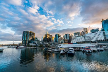 Sydney şehir merkezinde Darling Harbor Koyu 'nda ufuk çizgisi, Sydney, NSW, Avustralya' da iş ve eğlence atari salonu, gün doğumunda..
