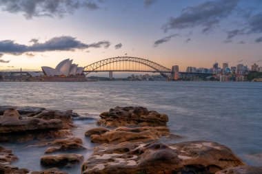 Sydney Limanı gün batımında ufuk çizgisi Sydney Limanı köprüsü, NSW, Avustralya.