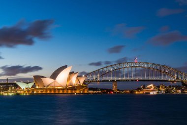 Sydney Limanı 'nın ufuk çizgisi Sydney Limanı Köprüsü ve opera binası, NSW, Avustralya.