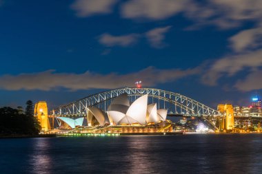 Sydney Limanı 'nın ufuk çizgisi Sydney Limanı Köprüsü ve opera binası, NSW, Avustralya.