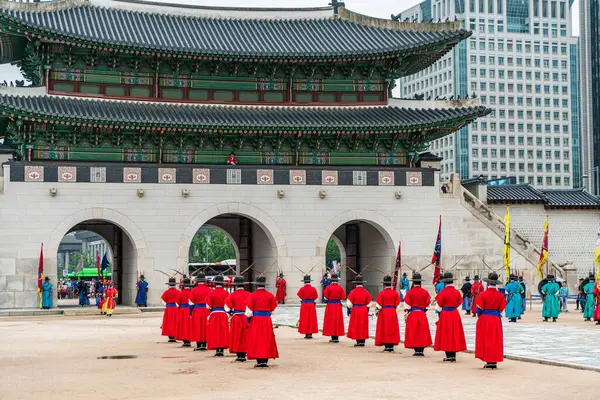 Seul, Güney Kore - 29 Haziran 2018: Joseon Hanedanlığının Kraliyet Muhafızları Değişim Töreni Gyeongbokgung Sarayı 'nın en ünlü gösterisidir..