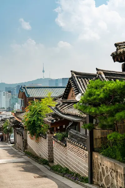 Güney Kore, Seul 'deki Bukchon Hanok köyünde geleneksel Kore mimarisi.