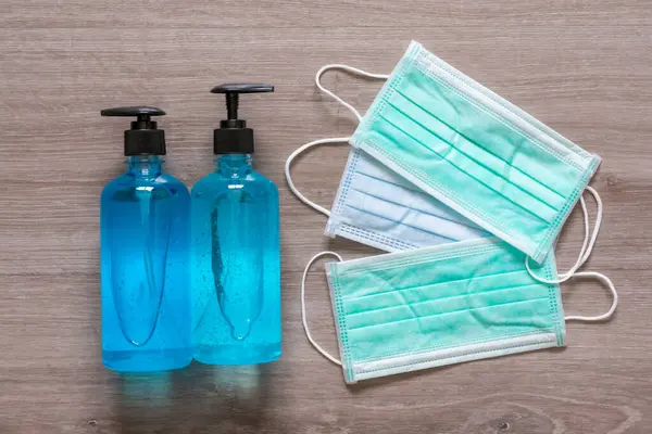 cerrahi yüz maskeleri ve alkol el dezenfektanları covid-19 virüsünü korumak için.