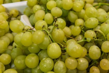 Meyve standındaki yeşil üzümleri kapat.