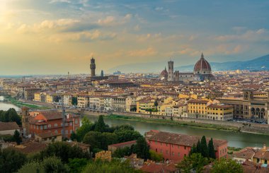 Floransa 'nın eski kenti gün batımında Arno Nehri üzerinde Ponte Vecchio ve Floransa, Toskana, İtalya' da Santa Maria del Fiore Katedrali üzerinde ufuk çizgisi.