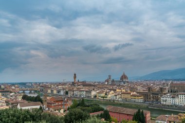 Floransa 'nın eski kenti gün batımında Arno Nehri üzerinde Ponte Vecchio ve Floransa, Toskana, İtalya' da Santa Maria del Fiore Katedrali üzerinde ufuk çizgisi.