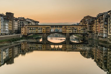 İtalya, Floransa 'daki Arno nehri üzerindeki Ponte Vecchio köprüsünde gün doğumu