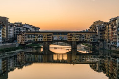 İtalya, Floransa 'daki Arno nehri üzerindeki Ponte Vecchio köprüsünde gün doğumu