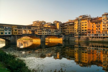 İtalya 'nın Floransa kentindeki Arno nehri üzerindeki ünlü Ponte Vecchio köprüsü gün doğumunda