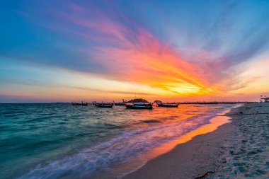 Lipe Adası, Satun, Tayland 'da gündoğumu plajında güzel bir gün doğumu.