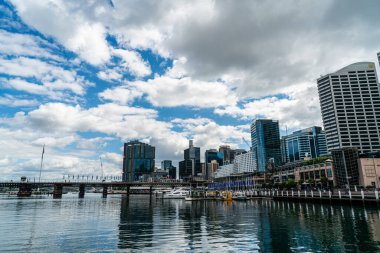 Sydney şehir merkezinde Darling Harbor Koyu 'nda ufuk çizgisi, Sydney, NSW, Avustralya' da iş ve eğlence atari salonu, gün doğumunda.