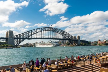 Sydney, Avustralya - 14 Kasım 2017: İnsanlar Sydney, Avustralya 'daki Circular Rıhtımı' ndaki açık hava restoranlarında Sydney Harbour Köprüsü manzarasının keyfini çıkarıyorlar.