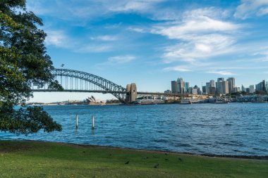 Sydney Limanı Köprüsü ile Sydney CBD şehir merkezi silueti, öğleden sonra, Yeni Güney Galler, Avustralya.