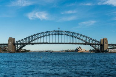 Sydney limanı köprüsü ile Sydney şehri silueti, öğleden sonra, Yeni Güney Galler, Avustralya.
