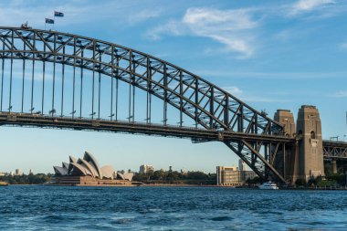 Sydney Limanı Köprüsü ile Sydney şehir merkezi, gökyüzü, öğleden sonra, Yeni Güney Galler, Avustralya.