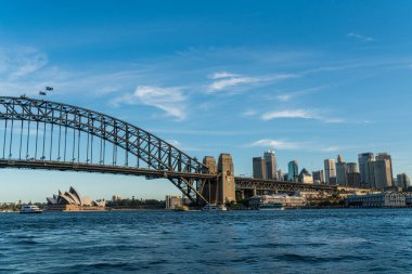 Sydney Limanı Köprüsü ile Sydney şehir merkezi, gökyüzü, öğleden sonra, Yeni Güney Galler, Avustralya.