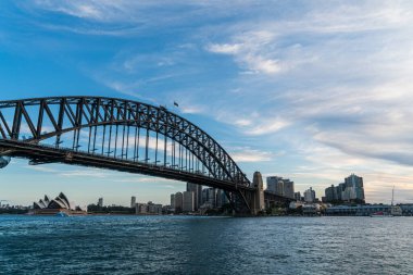 Sydney Limanı Köprüsü ile Sydney CBD şehir merkezi günbatımında ufuk çizgisi, Sydney, New South Wales, Avustralya.