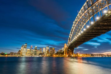 Sydney, New South Wales, Avustralya 'da geceleri liman köprüsü olan renkli Sydney şehir merkezi silueti..