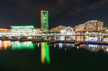 Sydney, Avustralya - 15 Kasım 2017: Darling Harbour Bay, CBD, Sydney, Avustralya 'da geceleri iş ve eğlence amaçlı oyun salonu.