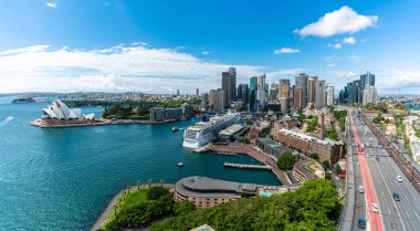 Sydney limanı ve Sydney şehir merkezinin panorama manzarası. Güzel bir öğleden sonra, Sydney, Avustralya 'da opera binası var.