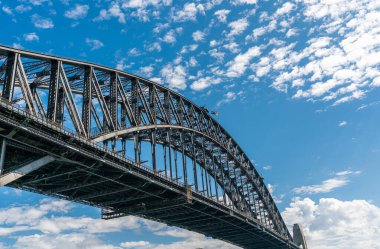 Sydney Limanı Köprüsü 'nün güzel öğleden sonra manzarası, Sydney, Avustralya