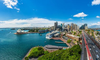 Sydney limanı ve Sydney şehir merkezinin panorama manzarası. Güzel bir öğleden sonra, Sydney, Avustralya 'da opera binası var.