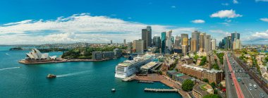 Sydney limanı ve Sydney şehir merkezinin panorama manzarası. Güzel bir öğleden sonra, Sydney, Avustralya 'da opera binası var.