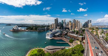 Sydney, Avustralya - 17 Kasım 2017 Sydney Limanı ve Sydney şehir merkezi güzel bir öğleden sonra Sydney, Avustralya 'da opera binası ile gökyüzü.