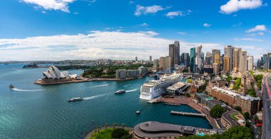 Sydney, Avustralya - 17 Kasım 2017 Sydney Limanı ve Sydney şehir merkezi güzel bir öğleden sonra Sydney, Avustralya 'da opera binası ile gökyüzü..