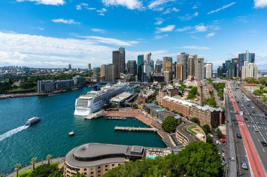 Sydney, Avustralya - 17 Kasım 2017 Sydney Limanı ve Sydney şehir merkezi güzel bir öğleden sonra Sydney, Avustralya 'da opera binası ile gökyüzü.