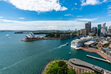 Sydney, Avustralya - 17 Kasım 2017 Sydney Limanı ve Sydney şehir merkezi güzel bir öğleden sonra Sydney, Avustralya 'da opera binası ile gökyüzü..