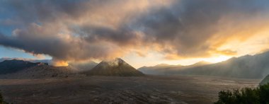 Bromo Tengger Semeru Ulusal Parkı, Doğu Java, Endonezya 'daki Bromo aktif yanardağının güzel Panoramik günbatımı manzarası.