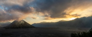 Bromo Tengger Semeru Ulusal Parkı, Doğu Java, Endonezya 'daki Bromo aktif yanardağının güzel Panoramik günbatımı manzarası.