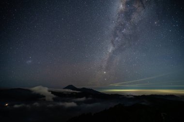 Bromo Tengger Semeru Ulusal Parkı, Doğu Java, Endonezya 'daki Bromo aktif volkanı üzerinde Star ve Samanyolu.