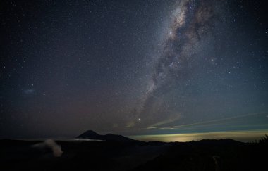 Bromo Tengger Semeru Ulusal Parkı, Doğu Java, Endonezya 'daki Bromo aktif volkanı üzerinde Star ve Samanyolu.