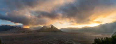 Bromo Tengger Semeru Ulusal Parkı, Doğu Java, Endonezya 'daki Bromo aktif yanardağının güzel Panoramik günbatımı manzarası.
