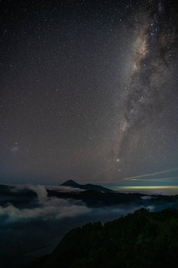 Bromo Tengger Semeru Ulusal Parkı, Doğu Java, Endonezya 'daki Bromo aktif volkanı üzerinde Star ve Samanyolu.