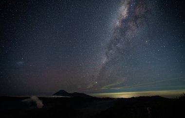 Bromo Tengger Semeru Ulusal Parkı, Doğu Java, Endonezya 'daki Bromo aktif volkanı üzerinde Star ve Samanyolu.