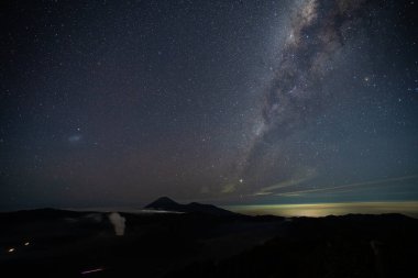 Bromo Tengger Semeru Ulusal Parkı, Doğu Java, Endonezya 'daki Bromo aktif volkanı üzerinde Star ve Samanyolu.