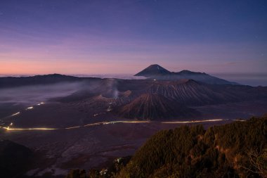 Doğu Java, Endonezya 'da güneş doğmadan önce Bromo Dağı volkanı.