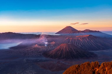 Bromo Dağı 'nda güzel bir gün doğumu, Bromo Tengger Semeru Ulusal Parkı' nda aktif bir volkan, Doğu Java, Endonezya.
