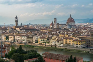 Floransa 'nın eski kenti gün batımında Arno Nehri üzerinde Ponte Vecchio ve Floransa, Toskana, İtalya' da Santa Maria del Fiore Katedrali üzerinde ufuk çizgisi.
