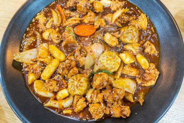 Tteok-bokki - Geleneksel Kore yemekleri, domuz ve sebzeli kızarmış pirinç keki.