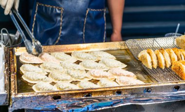 Mandu köftesi - Geleneksel Kore tavada kızartılmış hamur köftesi sokak yemeği.